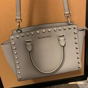 Micheal kors purse, has the handles and a long strap